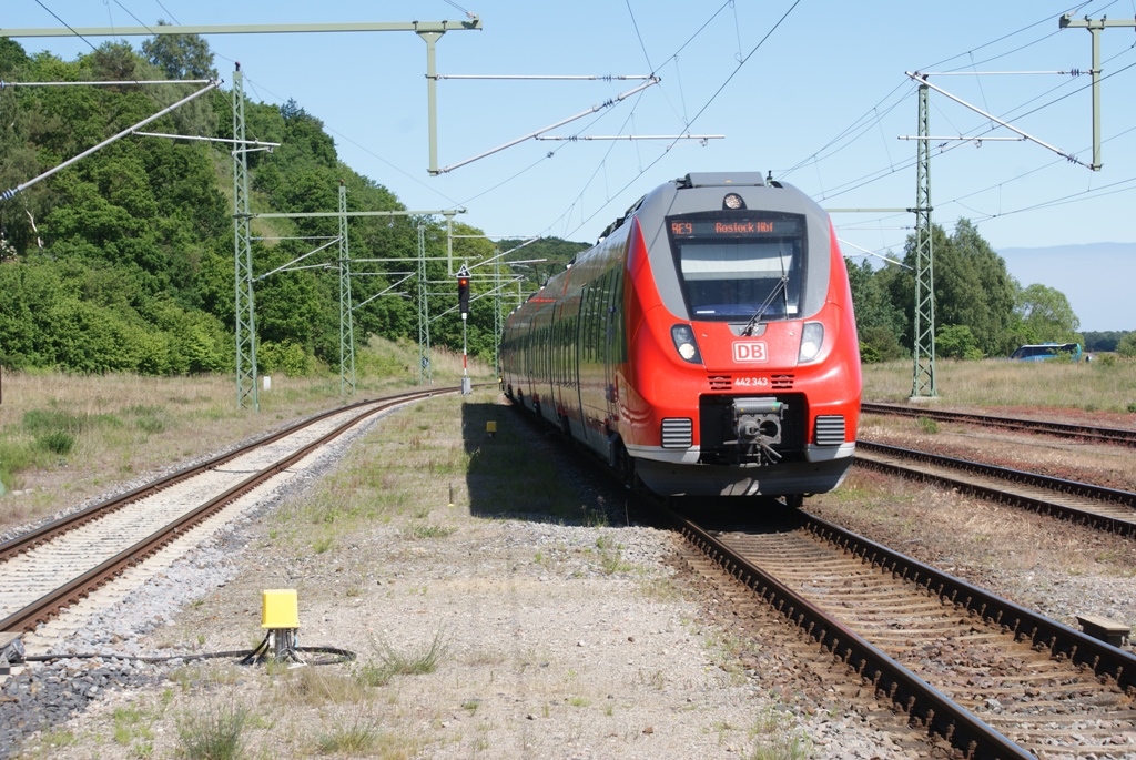 Die Hamsterbacke auf dem Weg als RE 9 in die Hansestadt Rostock, aufgenommen in der Einfahrt Lietzow/Rügen